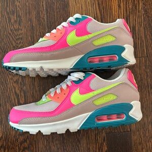 Nike Air Max
Worn once 
No box
